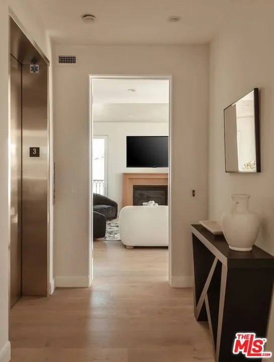 10725 Ashton Avenue 301, Los Angeles, California 90024 home-pic-1